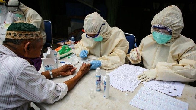 Warga menjalani rapid test atau pemeriksaan cepat COVID-19 di Pasar Anyar, Kota Tangerang, Banten, Selasa (21/4/2020). Pemerintah Provinsi Banten menggelar rapid test serentak di 12 lokasi di Tangerang Raya sebagai salah satu upaya pengendalian transmisi COVID-19. ANTARA FOTO/Fauzan/hp.