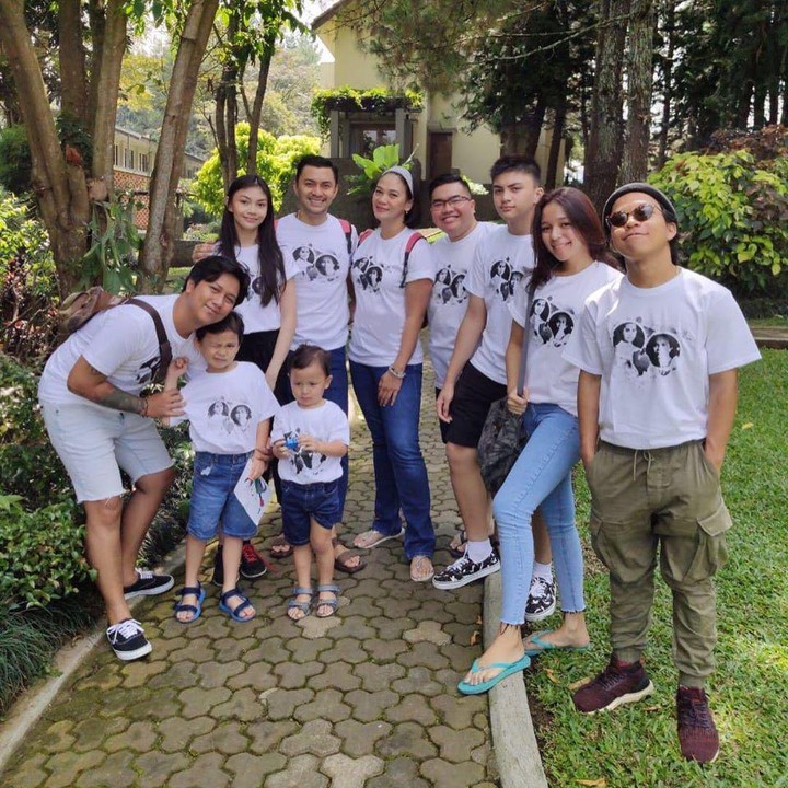 <p>Anjasmara dan Dian Nitami beserta anak dan cucu juga berkumpul bersama saat Lebaran tahun lalu. (Foto: Instagram)</p>