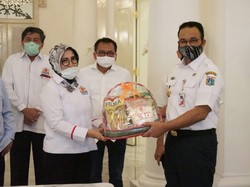 Kadin DKI Sumbang Ribuan APD hingga Sembako Lewat Pemprov