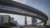 PROGRES PROYEK LRT JABODEBEK Suasana proyek pembangunan Lintas Rel Terpadu (LRT) Jabodebek lintas pelayanan II Cawang-Kuningan-Dukuh Atas di Jakarta, Minggu (19/4/2020). Progres pengerjaan konstruksi proyek Lintas Rel Terpadu (LRT) Jabodebek per 20 Maret 2020 sudah mencapai 70,9 persen. ANTARA FOTO/Aprillio Akbar/foc.