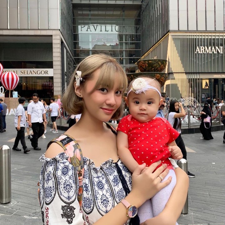 Dari pernikahannya dengan Panji, Cleo dikaruniai anak perempuan yang diberi nama Irish Cleopatra Malaika Pradhana. (Foto: Instagram @ratucleopatra20)