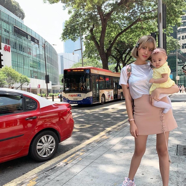 Momen saat Cleo mengajak sang putri tercinta jalan-jalan di luar negeri. (Foto: Instagram @ratucleopatra20)