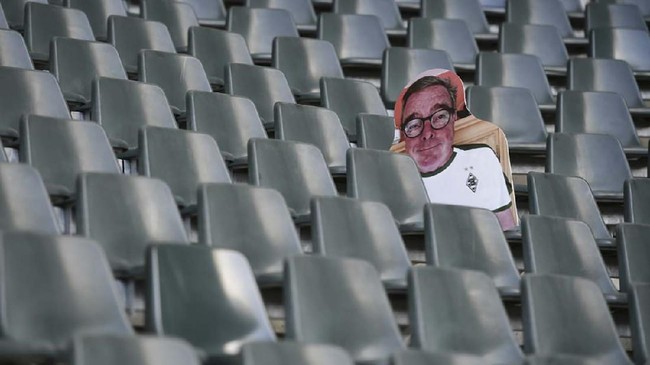 FOTO: Teknik Cerdik Suporter Jerman 'Hadir' di Stadion Bola