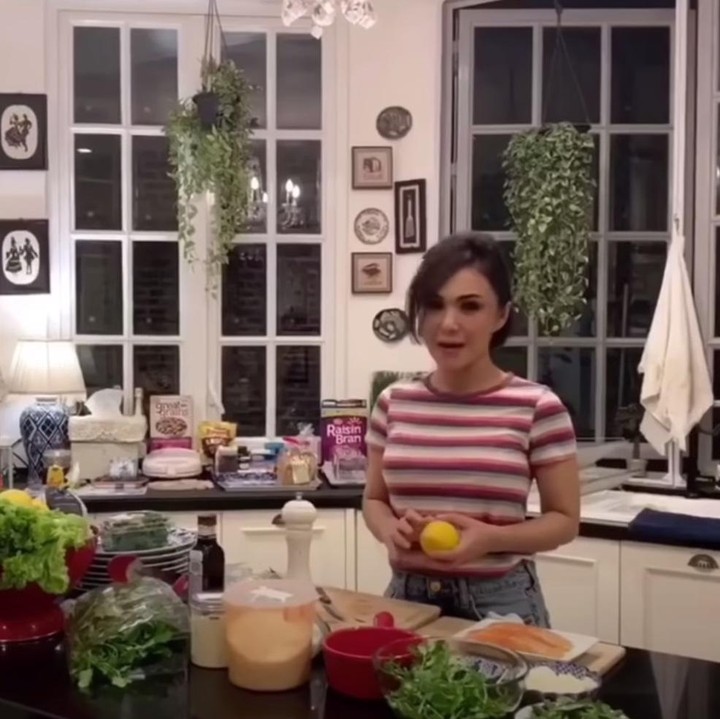 <p>Di tengah dapur terdapat <em>kitchen island</em> besar, tempat Yuni Shara mempersiapkan masakannya. (Foto: YouTube Yuni Shara Channel)</p>