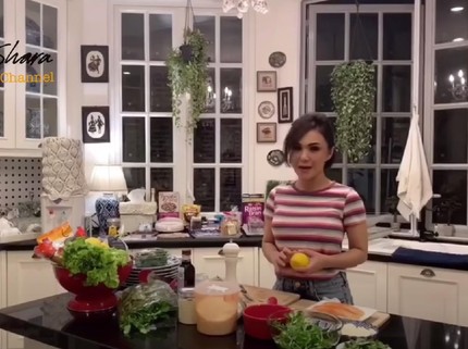 7 Potret Dapur Mewah Yuni Shara, American Style & Dilengkapi Kitchen Island