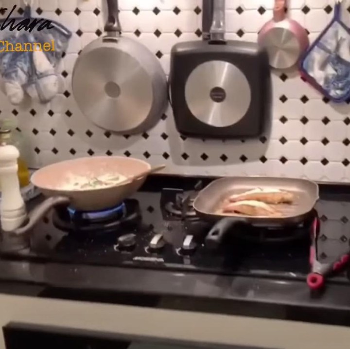 <p>Detail <em>backsplash</em> dapur Yuni Shara yang juga menggunakan warna hitam putih, senada dengan tema keseluruhan ruangan (Foto: YouTube Yuni Shara Channel)</p>