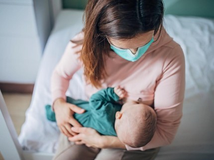 Ibu Positif Covid-19 Boleh Menyusui Anaknya, Asalkan...