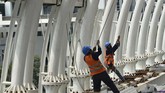 PROYEK LRT DI TENGAH WABAH COVID-19 Sejumlah pekerja menyelesaikan pembangunan Stasiun Kereta Api Ringan atau Lintas Rel Terpadu (LRT) Rasuna Said di Kuningan, Jakarta, Selasa (21/4/2020). Meski pembatasan sosial berskala besar (PSBB) berlangsung di tengah wabah virus corona (COVID-19) di Jakarta, proyek LRT Jabodebek yang per awal April 2020 mencapai 71,43 persen tersebut tetap berjalan dengan standar keamanan kesehatan yang lebih diperketat. ANTARA FOTO/Aditya Pradana Putra/hp.