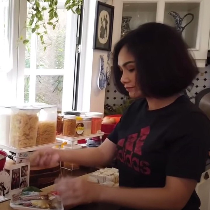 <p>Dapur Yuni Shara juga dihiasi berbagai tanaman hijau sehingga menambah kesan sejuk. (Foto: YouTube Yuni Shara Channel)</p>