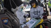 PSBB DI BANDUNG RAYA Petugas memberikan teguran tertulis kepada warga saat Pembatasan Sosial Berskala Besar (PSBB) di Bandung Raya, Setiabudi, Bandung, Jawa Barat, Rabu (22/4/2020). Pemprov Jawa Barat mulai memberlakukan (PSBB) Kota Bandung, Kota Cimahi, Kabupaten Bandung, Kabupaten Bandung Barat, dan Kabupaten Sumedang dalam rangka percepatan penanganan COVID-19 selama 14 hari dimulai pada 22 April hingga 5 Mei 2020. ANTARA FOTO/M Agung Rajasa/aww.