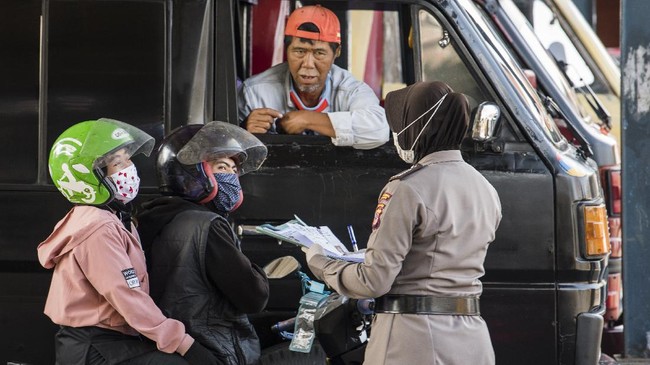 Petugas memberikan teguran tertulis kepada warga saat Pembatasan Sosial Berskala Besar (PSBB) di Bandung Raya, Setiabudi, Bandung, Jawa Barat, Rabu (22/4/2020). Pemprov Jawa Barat mulai memberlakukan (PSBB) Kota Bandung, Kota Cimahi, Kabupaten Bandung, Kabupaten Bandung Barat, dan Kabupaten Sumedang dalam rangka percepatan penanganan COVID-19 selama 14 hari dimulai pada 22 April hingga 5 Mei 2020. ANTARA FOTO/M Agung Rajasa/aww.