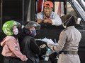 Beda Penanganan Corona di Jatim dan Jabar