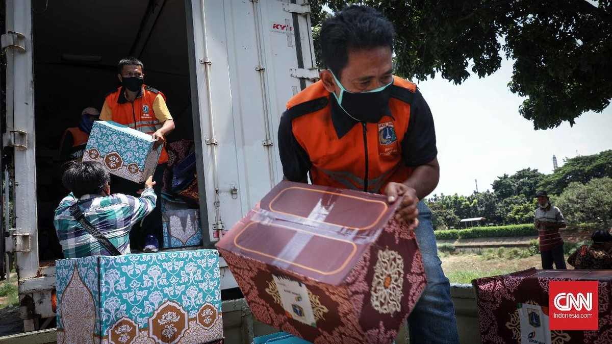 FOTO: Mengantar Bantuan Sembako untuk Warga Ibu Kota