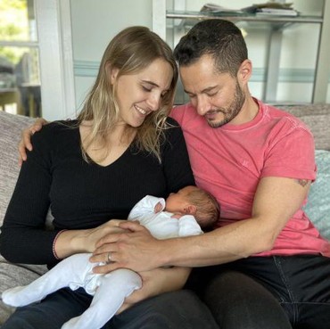 Orang Tua Transgender Pertama di Inggris Sambut Bayi Perempuan