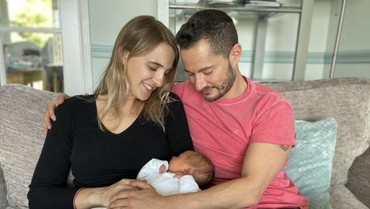 img-title Orang Tua Transgender Pertama di Inggris Sambut Bayi Perempuan