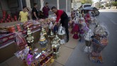 persiapan ramadan di penjuru dunia Palestinians sell Ramadan lanterns in the street, ahead of the fasting month of Ramadan, in the West Bank city of Nablus, Monday, April 20, 2020. (AP Photo/Majdi Mohammed)