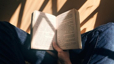 Kamu yang di Rumah Aja Bisa Baca Novel & Webtoon Sepuasnya di Sini!