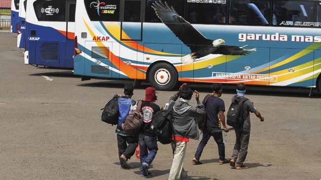 PENUMPANG BEPERGIAN JELANG LARANGAN MUDIK Sejumlah calon penumpang bersiap naik bus di area Terminal Jatijajar, Depok, Jawa Barat, Kamis (23/4/2020). Pemerintah memutuskan kebijakan larangan mudik Lebaran 2020 bagi masyarakat mulai berlaku Jumat (24/4) guna memutus mata rantai penyebaran COVID-19. ANTARA FOTO/Asprilla Dwi Adha/aww.