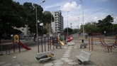 Hilangnya Wajah Ceria Taman Bermain di Dunia A man sleeps on a bench at a deserted playground amid a nationwide quarantine to slow the spread of the new coronavirus, in Caracas, Venezuela, Tuesday, April 7, 2020. (AP Photo/Ariana Cubillos)