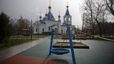 Hilangnya Wajah Ceria Taman Bermain di Dunia A caution tape cordons off an empty children's playground with an Orthodox church seen in the background, officially closed for parishioners according to the order of the city authorities due to coronavirus, in Moscow, Russia, April 18, 2020. (AP Photo/Alexander Zemlianichenko)