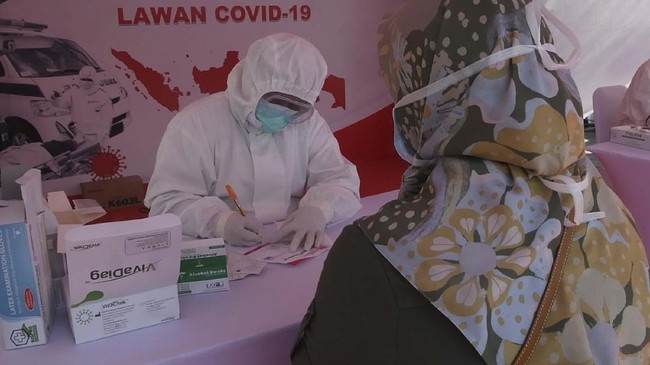 Relawan Indonesia Bersatu Lawan COVID-19 melakukan tes cepat COVID-19 pada acara Siaga Pencanangan Gerakan Nasional Indonesia Bersatu Lawan COVID-19 di Lapangan Wisma Atlet, Jakarta, Rabu (22/4/2020).Dalam acara tersebut juga diadakan tes massal COVID-19, sosialisasi dan edukasi, gerakan dekontaminasi, dan dukungan program jaring pengaman sosial. ANTARA FOTO/Muhammad Adimaja/aww.