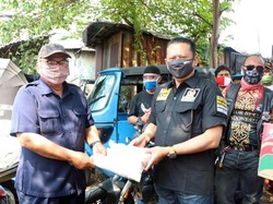 Ketua MPR Salurkan 1 Ton Beras & Mie Instan ke Paguyuban Supir Bajaj