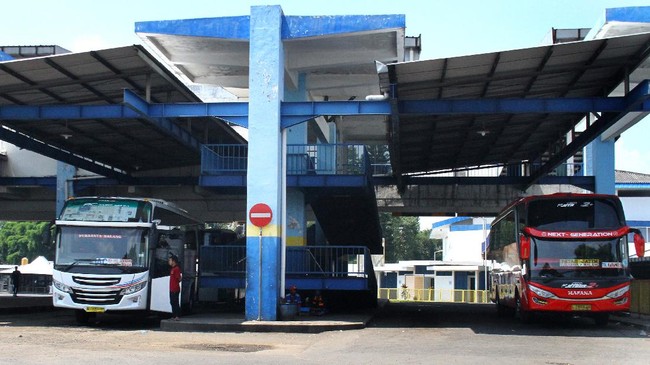 Awak bus menunggu penumpang di Terminal Arjosari, Malang, Jawa Timur, Kamis (23/4/2020). Organisasi Angkutan Darat (Organda) mencatat, pemberlakuan larangan mudik dalam pandemi COVID-19 membuat okupansi penumpang bus anjlok hingga di bawah 10 persen dan sekitar 1,5 juta jiwa pengemudi serta awak kendaraan terancam dirumahkan. ANTARA FOTO/Ari Bowo Sucipto/aww.