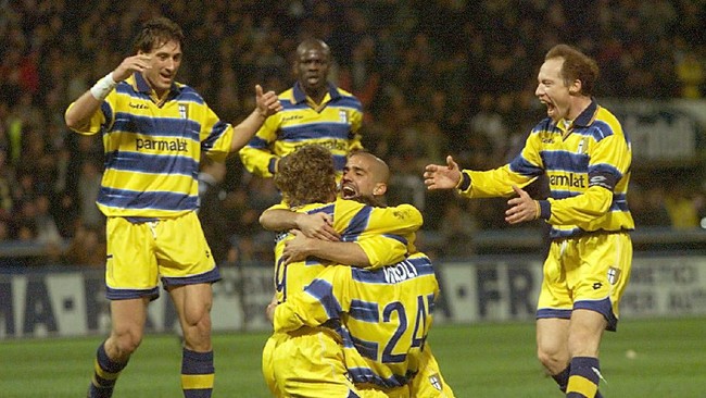 les joueurs parmesans Diego Fuser (G), Lilian Thuram (C debout) et Sensini (D) flicitent Herman Jorge Crespo (G  terre), le 16 mars 1999  Parme, aprs aprs l'ouverture du score par les Italiens, lors du match Parme/Bordeaux comptant pour les quarts de finale retour de la Coupe de l'UEFA. IMAGE ELECTRONIQUE (Photo by GERARD JULIEN / AFP)