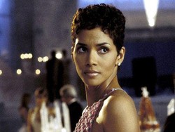 Halle Berry Senang Dicap Netizen Tak Bisa Jaga Para-pria di Sampingnya
