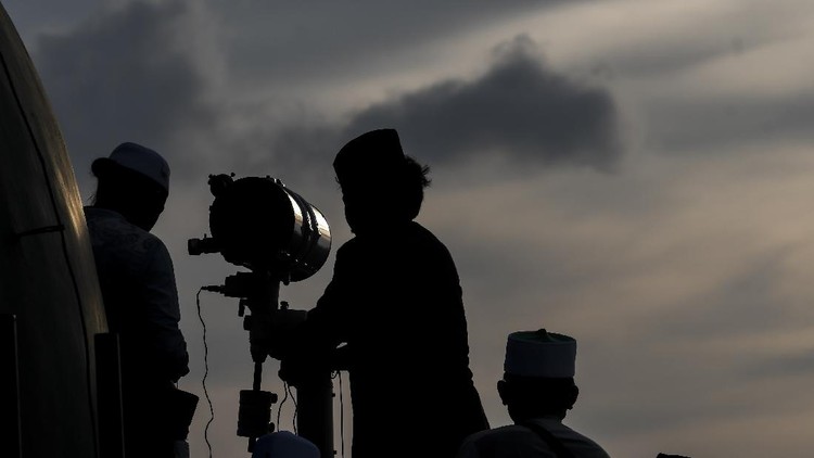 PANTAU POSISI HILAL GUNA TENTUKAN AWAL RAMADHAN Petugas Masjid Al-Musyariin melihat posisi hilal (bulan sabit muda) menggunakan teropong untuk menentukan 1 Ramadhan 1441 H di Jakarta Barat, Kamis (23/4/2020). Berdasarkan pantauan hilal di beberapa daerah, Kementerian Agama menetapkan 1 Ramadhan 1441 H jatuh pada Jumat (24/4/2020). ANTARA FOTO/Muhammad Adimaja/aww.