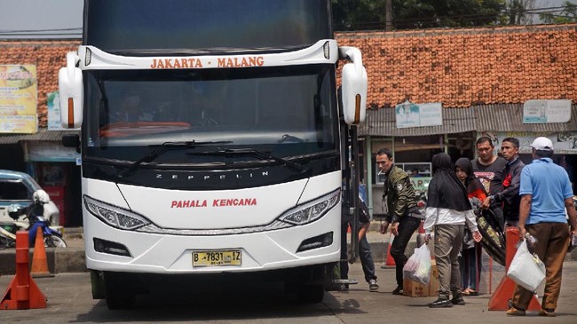 Sejumlah warga antre masuk bis antar provinsi untuk mudik lebih awal di Terminal Bis Pakupatan, Serang, Banten, Kamis (23/4/2020). Meski pemerintah melarang mudik lebaran tahun 2020, sejumlah warga tetap pulang ke kampung halamannya sebelum puasa dengan alasan sudah tidak ada pekerjaan meski nantinya harus menjalani isolasi mandiri.  ANTARA FOTO/Asep Fathulrahman/nz