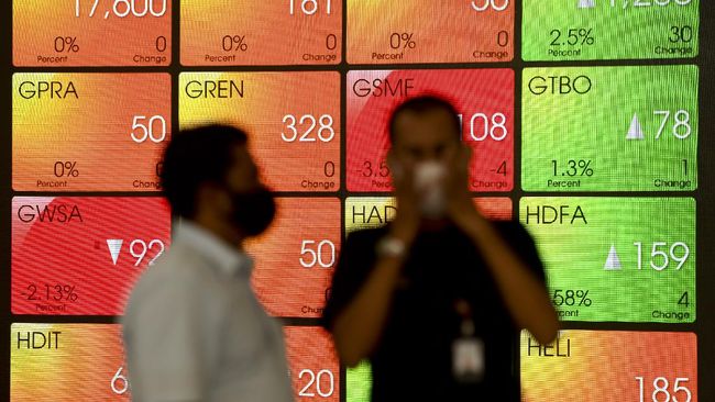 Layar menampilkan pergerakan saham di Bursa Efek Indonesia, Jakarta, Rabu (22/4/2020). Indeks Harga Saham Gabungan (IHSG) ditutup menguat 1,46 persen atau 65,64 poin ke level 4.567,56 pada akhir perdagangan hari ini. ANTARA FOTO/Hafidz Mubarak A/foc.