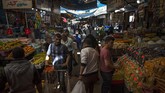 persiapan ramadan di penjuru dunia Palestinians shop in the Zawiya market ahead of the Muslim holy month of Ramadan, in Gaza City, Wednesday, April 22, 2020. (AP Photo/Khalil Hamra)