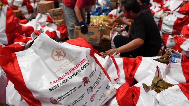 Pekerja mengemas paket bantuan sosial (bansos) di Gudang Food Station Cipinang, Jakarta, Rabu (22/4/2020). Pemerintah menyalurkan paket bansos masing-masing sebesar Rp600 ribu per bulan selama tiga bulan sebagai upaya untuk mencegah warga tidak mudik dan meningkatkan daya beli selama pandemi COVID-19 kepada warga yang membutuhkan di wilayah Jabodetabek. ANTARA FOTO/M Risyal Hidayat/aww.
