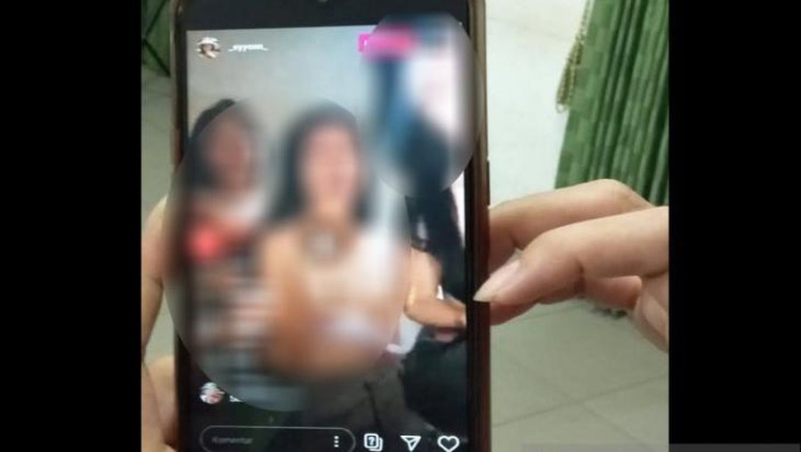 3 siswi SMA di Kalteng buka bra saat live Instagram (Antara)