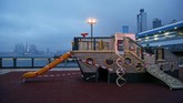 Hilangnya Wajah Ceria Taman Bermain di Dunia Children's playground toys are closed off as a deterrent to help curb the spread of the coronavirus in Hong Kong, March 29, 2020. (AP Photo/Kin Cheung)