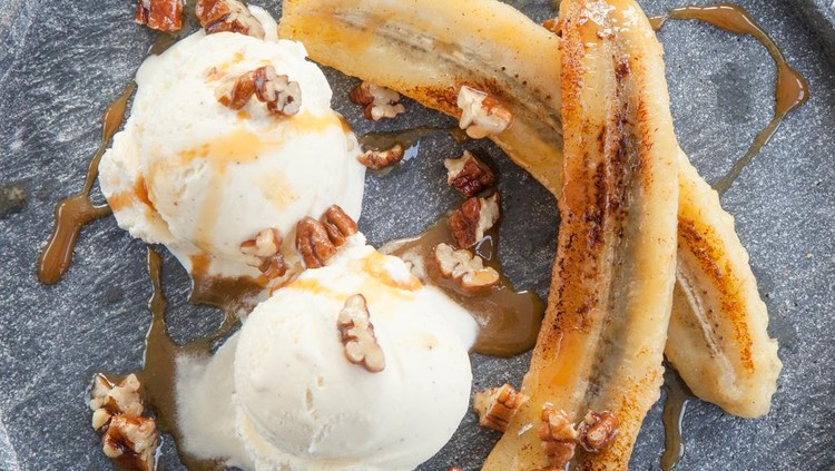 Gegrillte Banane mit Vanille Eiscreme, Karamellsauce und Nuessen