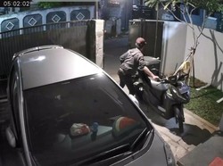 Terekam CCTV, Dua Pria Curi Motor di Pondok Aren Tak Sampai 3 Menit