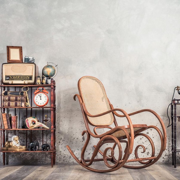 <p>Jangan takut dan ragu untuk menggunakan furnitur zaman dulu, seperti jam weker, telepon kabel kuno, bahkan kursi goyang ya, Bunda. (Foto: iStock)</p>