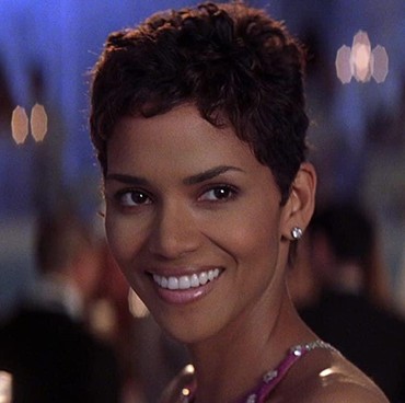 Disebut Membosankan di Ranjang, Pemeran Catwoman Beri Balasan Menohok