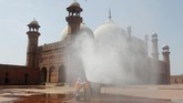 persiapan ramadan di penjuru dunia Volunteers disinfects the historical Badshahi Mosque ahead of the Muslim fasting month of Ramadan, in Lahore, Pakistan, Wednesday, April 22, 2020. Ramadan begins with the new moon later this week, Muslims all around the world are trying to work out how to maintain the many cherished rituals of Islam's holiest month. (AP Photo/K.M. Chaudhry)