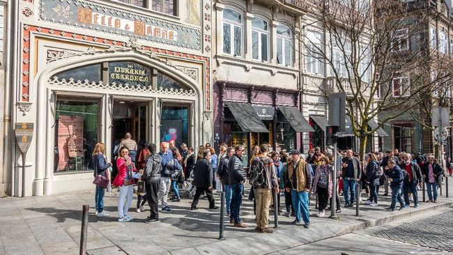 Disebut sebagai toko buku paling indah di dunia, konon Livraria Lello juga salah satu inspirasi sekolah sihir Hogwarts di seri novel dan film Harry Potter.