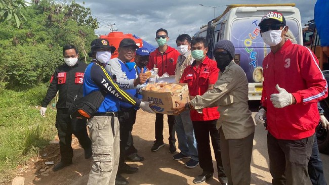 etua PDI Perjuangan Sumatera Barat, Alex Indra Lukman telah membagikan  sejumlah 2.000 alat pelindung diri (APD) dan 5.000 masker standar medis. Kedua produk ini,  didistribusikan ke rumah sakit dan Puskesmas yang persediaannya minim di Sumatera Barat.