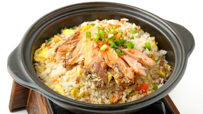 Fried rice with grilled tuna served in a clay pot.