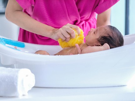 Kulit Kepala Bayi Kering & Berkerak, Ini Penyebab dan Tips Mengatasinya