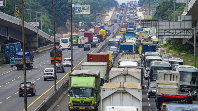 Kemenhub membatasi operasional angkutan barang di Tol Japek jelang HUT RI ke-75 dan Tahun Baru Islam. Pembatasan dilakukan saat arus mudik dan balik.