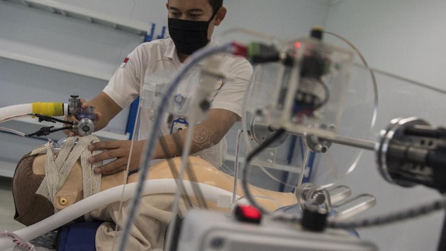Karyawan menunjukkan penggunaan Pindad Ventilator Resusitator Manual (VRM) di Bandung, Jawa Barat, Jumat (24/4/2020). Pindad VRM yang dirancang dan dikembangkan bersama tim ahli medis dari RSU Pindad ini merupakan alat bantu pernapasan bagi pasien COVID-19 dan saat ini sedang dalam proses uji coba kelaikan ke Balai Pengamanan Fasilitas Kesehatan (BPFK) Kementerian Kesehatan. Pindad VRM ini dibandrol hanya dengan harga Rp10 juta per unit. ANTARA FOTO/M Agung Rajasa/wsj. *** Local Caption ***