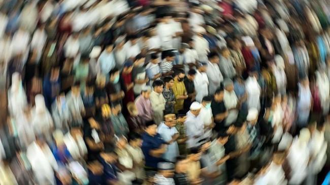 Ratusan Muslim Amerika Serikat mengikuti salat tarawih perdana di Times Square, New York, pada akhir pekan lalu, Sabtu (2/4).