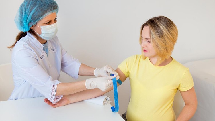 Doctor vaccinating young pregnant woman