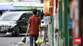 Pasar Takjil Benhil Pedagang jajanan buka puasa atau Takjil di Jalan Bendungan Hilir (Benhil) terlihat sepi penjual dan juga masyarakat yang membeli juga tidak banyak. Jakarta. Jumat (24/4/2020). Dalam Peraturan Gubernur DKI Jakarta Nomor 33 Tahun 2020 tentang Pelaksanaan PSBB DKI Jakarta, tertulis Pasal 10 ayat (3) yang berisi kewajiban pelaku usaha di sektor usaha penjualan makanan dan minuman, berisi aturan untuk membatasi layanan hanya untuk dibawa pulang, melalui pemesanan secara daring, dan atau dengan fasilitas telepon atau layanan antar. CNN Indonesia/Andry Novelino